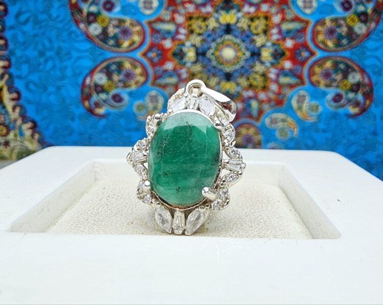 مدال توگردنی زمرد زامبیا اصل
