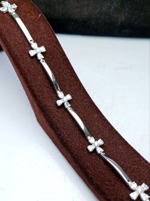 دستبند جواهری نگین های سفید اشکی تراش طرح گل
