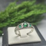 انگشتر نقره زنانه ۳ نگین سبز